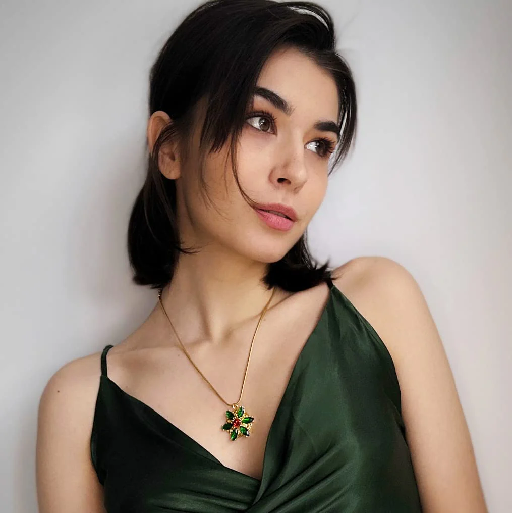 Confede Anastasia Necklace-Lost Princess Inspired Together In Paris Emerald Stone Flower Necklace for Women, Green - Image 4