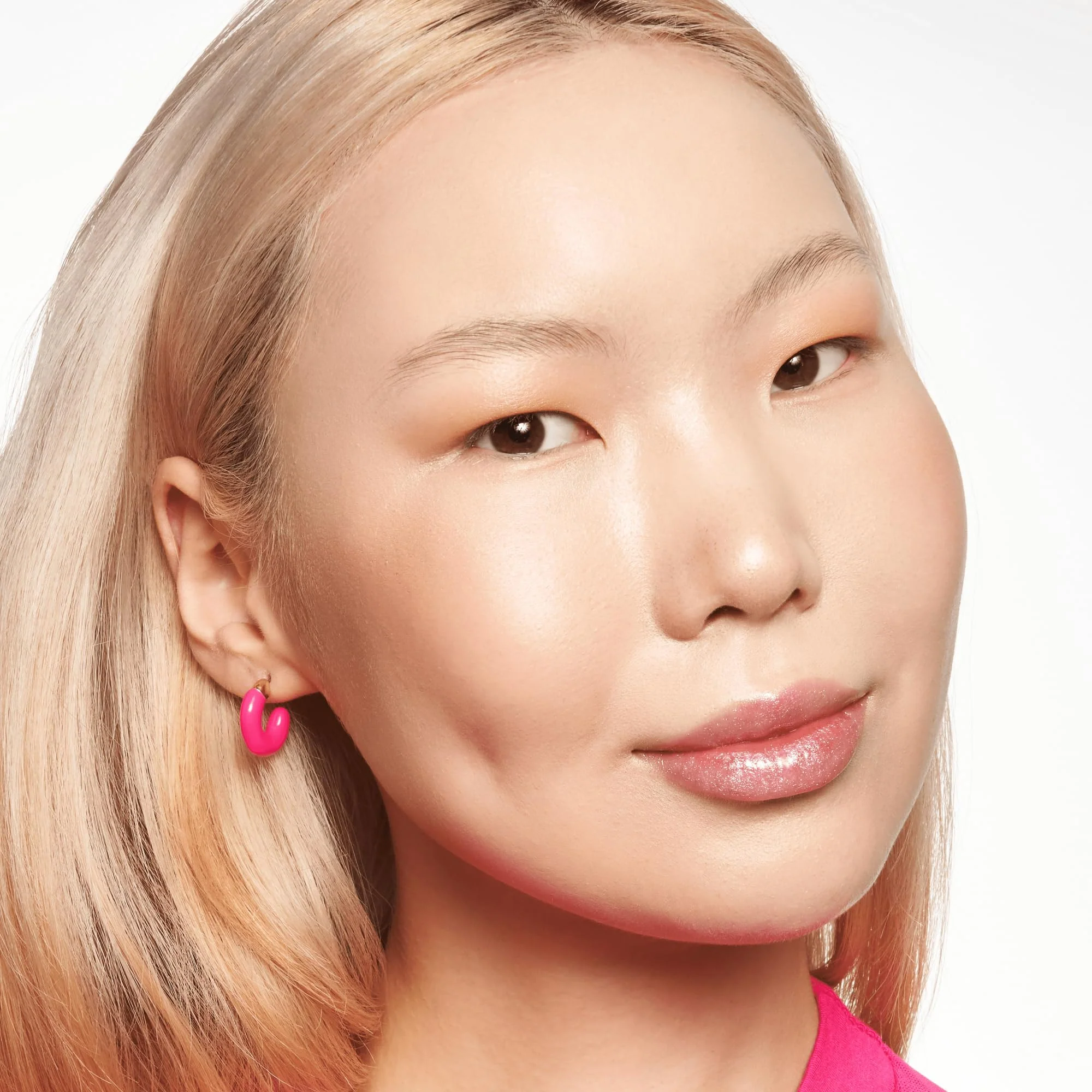 essence | Meta Glow Multi-Reflective Lip Gloss | Iridescent Shimmer, Holographic, Non-Sticky & Comfortable | Vegan & Cruelty Free (01 | Cyber Space) - Image 5