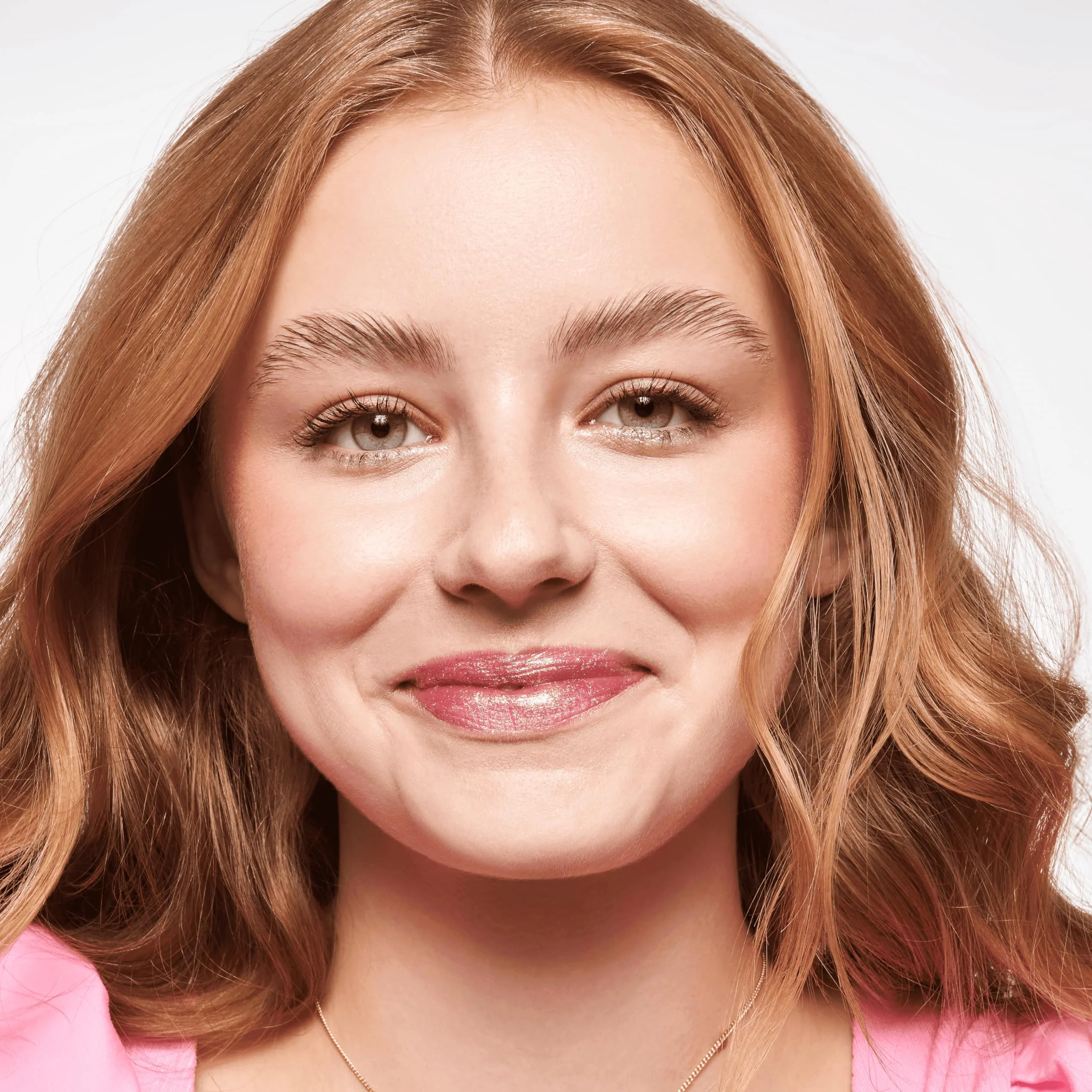 essence | Meta Glow Multi-Reflective Lip Gloss | Iridescent Shimmer, Holographic, Non-Sticky & Comfortable | Vegan & Cruelty Free (03 | Pink Vision) - Image 4