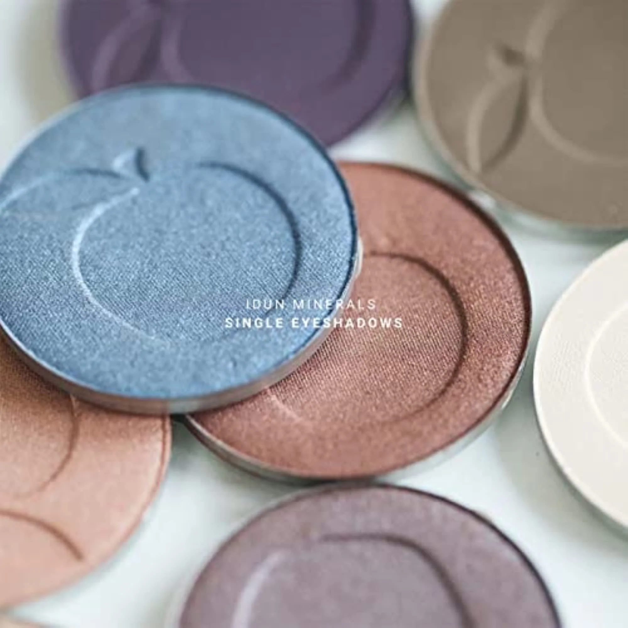 IDUN Minerals Mineral Single Eyeshadow - Shimmery Shades To Matte Tones - Ensure A Color-True, Pigmented And Crease-Resistant Result - Forgatmigej, Silver Blue, 0.12 Ounce, (I0100280) - Image 5
