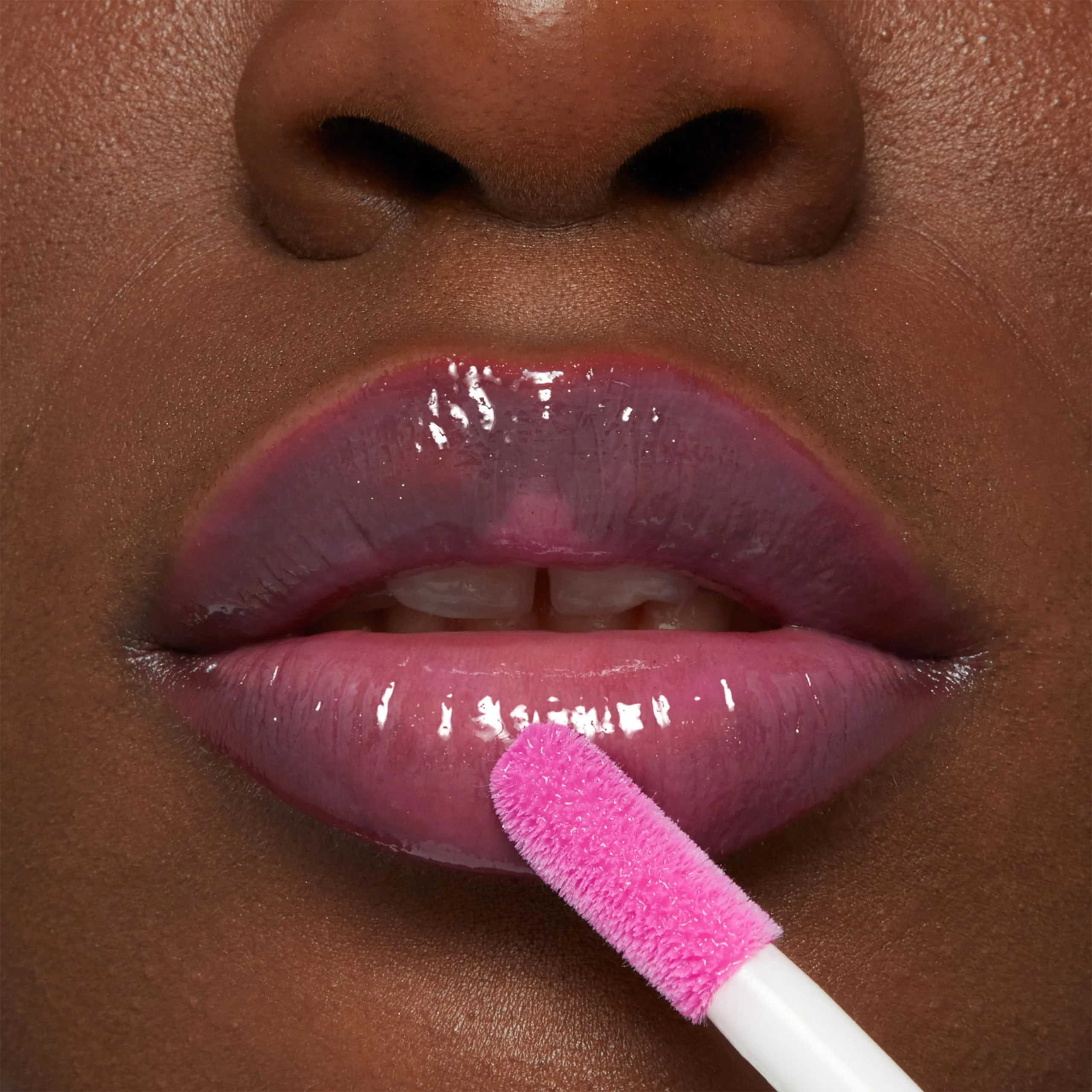 MAYBELLINE Lifter Gloss Lifter Plump, Plumping Lip Gloss with Chili Pepper and 5% Maxi-Lip, Cocoa Zing, Sheer Cool Brown, 1 Count - Image 2